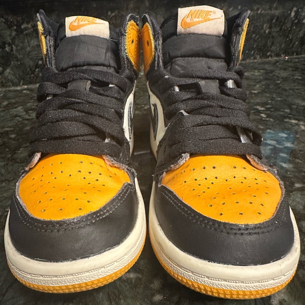 Kids Nike Jordan 1 “Taxi” trainers. Black and yellow. Size 1